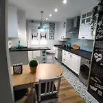 Arte Y Descanso. Ubicado Al Lado Del Puerto Deportivo, En Pleno Casco Historico-artistico De Cimadevilla Y Entre Dos Principales Playas De Gijon. Apartmán